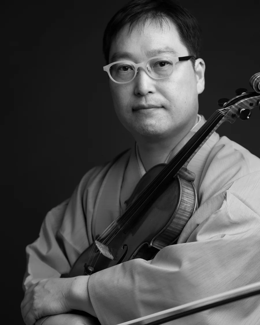 Seta Ichiru holding a violin